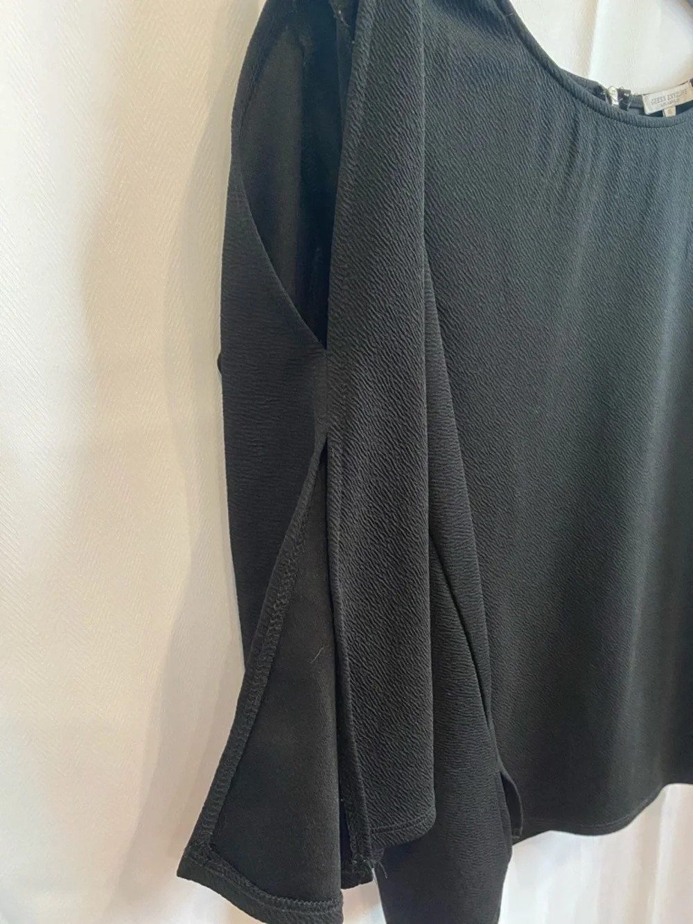 Green Envelope Black Long-Sleeve Textured Blouse - Picture 6 of 6